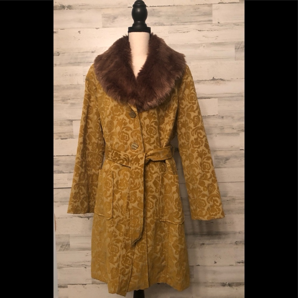 Embroidered 4-button faux fur collared coat